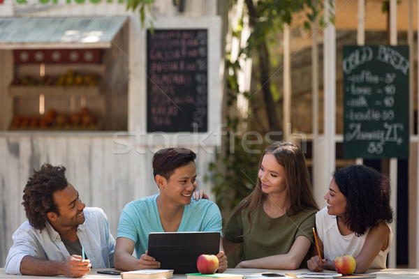 Lächelnd jungen Freunde Studenten Freien Stock foto © deandrobot