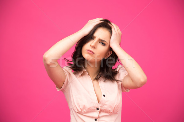 Sério mulher jovem rosa olhando câmera mãos Foto stock © deandrobot