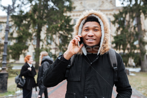 Student praten mobiele telefoon permanente campus portret Stockfoto © deandrobot