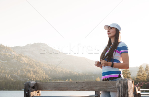 Stock fotó: Fiatal · nő · áll · fából · készült · tó · móló · néz