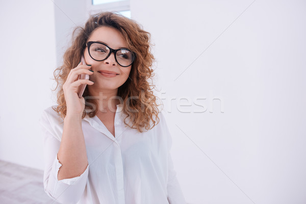 Mujer sonriente camisa hablar teléfono gafas blanco Foto stock © deandrobot