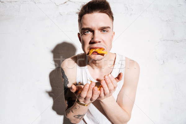 Mann geöffnet Mund voll Kartoffelchips weiß Stock foto © deandrobot