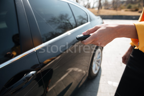 Vrouw alarm deur auto Stockfoto © deandrobot