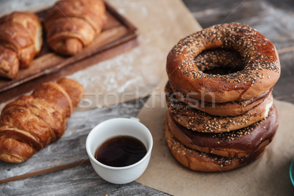 Croissants tabel beker koffie foto Stockfoto © deandrobot