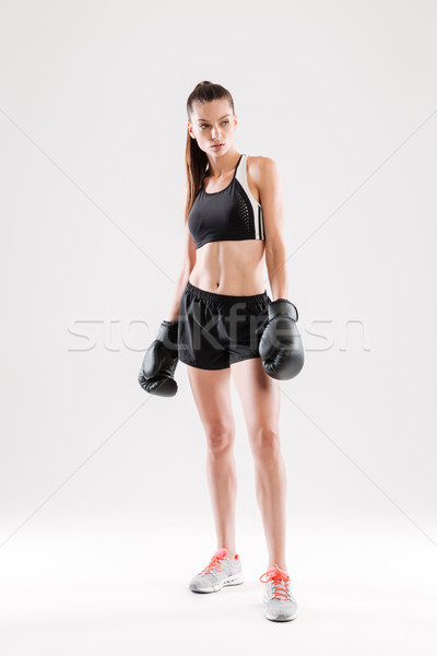 Retrato grave motivado mujer guantes de boxeo pie Foto stock © deandrobot