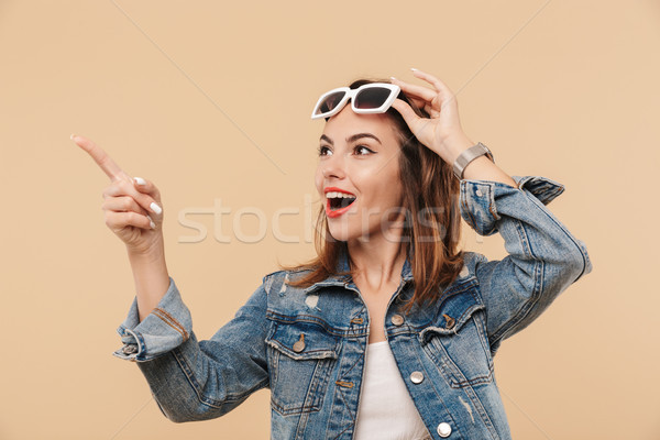 Retrato maravilhado jovem verão roupa óculos de sol Foto stock © deandrobot