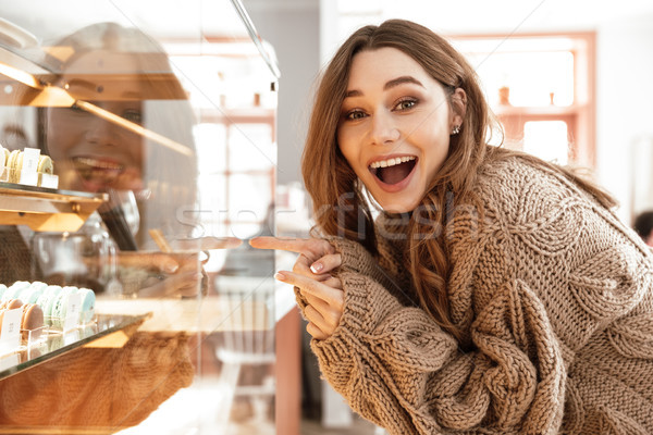 Fotó gyönyörű nő kifejez boldogság élvezet mutat Stock fotó © deandrobot