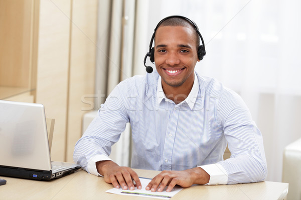 Jonge afro-amerikaanse call center hoofdtelefoon kantoor Stockfoto © deandrobot