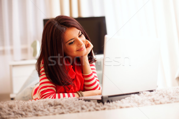 Portret gelukkig glimlachend jonge vrouw met behulp van laptop vloer Stockfoto © deandrobot
