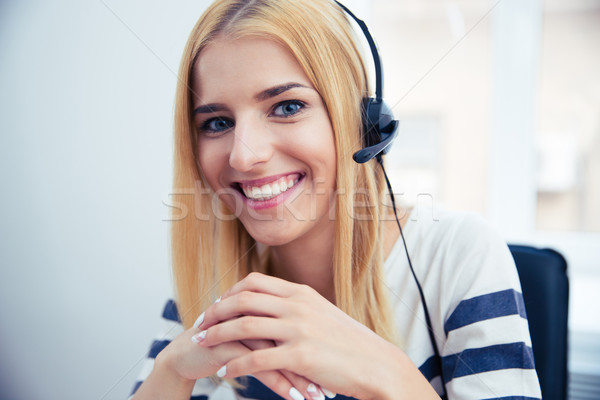 商業照片: 快樂 · 女 · 操作者 · 耳機 · 年輕 · 坐在