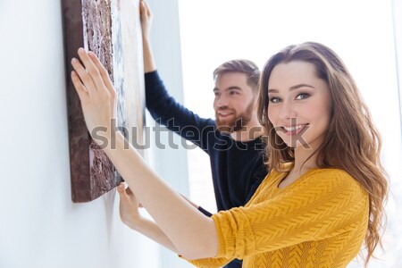 Paar opknoping foto muur glimlachend home Stockfoto © deandrobot