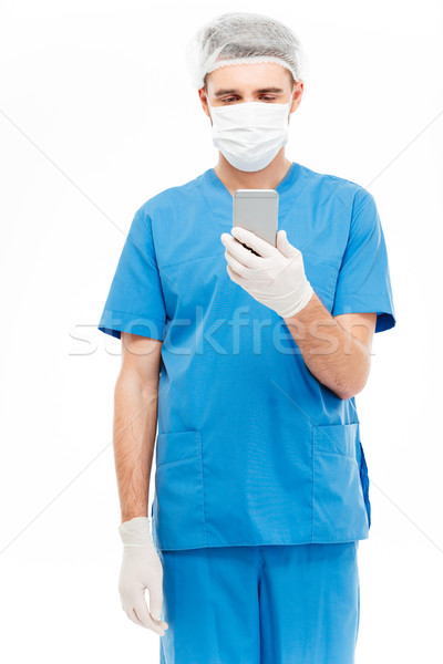 Masculin chirurg smartphone izolat alb Imagine de stoc © deandrobot