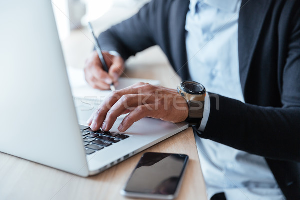 Stock foto: Porträt · Multitasking · Hände · mit · Laptop · schriftlich