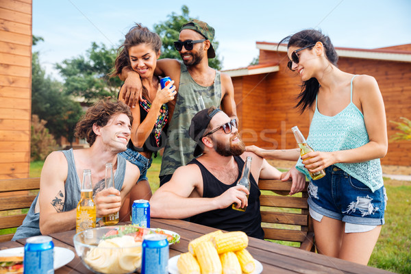 Foto d'archivio: Gruppo · adolescente · amici · bere · birra · mangiare