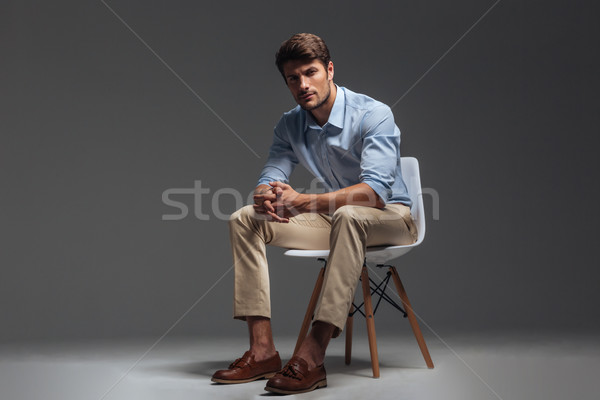 Stockfoto: Peinzend · brunette · man · Blauw · shirt · vergadering