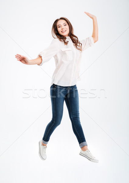 Porträt lächelnd hübsche Frau springen isoliert Stock foto © deandrobot