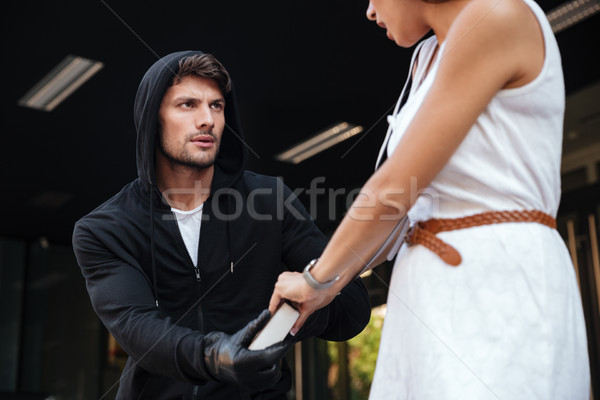 Foto stock: Homem · ladrão · mulher · saco · cidade