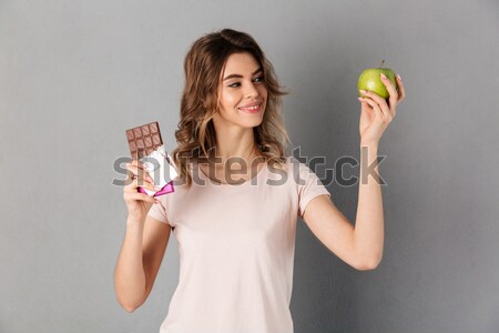 ストックフォト: 女性 · 見える · チョコレート · 手 · リンゴ · 肖像