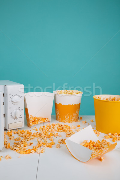 Függőleges kép asztal pattogatott kukorica mikró sütő Stock fotó © deandrobot