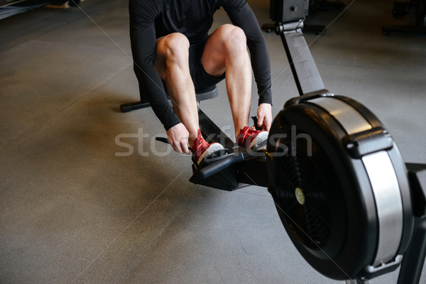 Stockfoto: Afbeelding · atletisch · man · roeien · machine · gymnasium