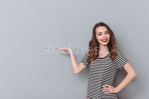 Uśmiechnięta kobieta kopia przestrzeń funt ramię biodro Zdjęcia stock © deandrobot
