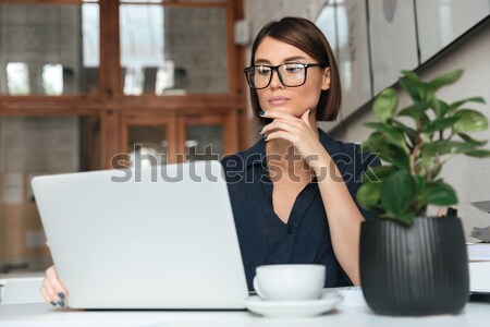 Stockfoto: Geconcentreerde · vrouw · bril · werken · laptop · computer · tabel