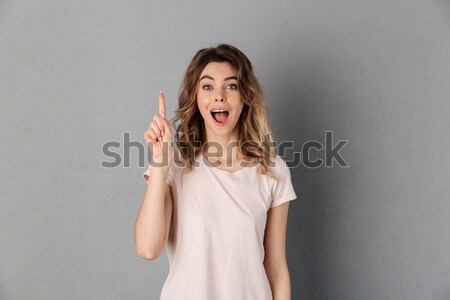 Verwonderd brunette vrouw smartphone naar Stockfoto © deandrobot