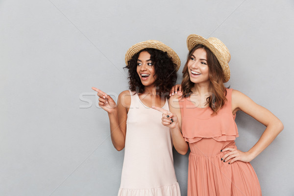 Portré kettő fiatal nők nyár ruházat mutat Stock fotó © deandrobot