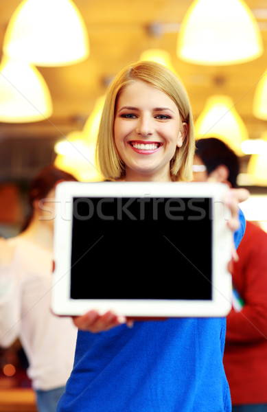 Glimlachend student tonen scherm vrouw Stockfoto © deandrobot