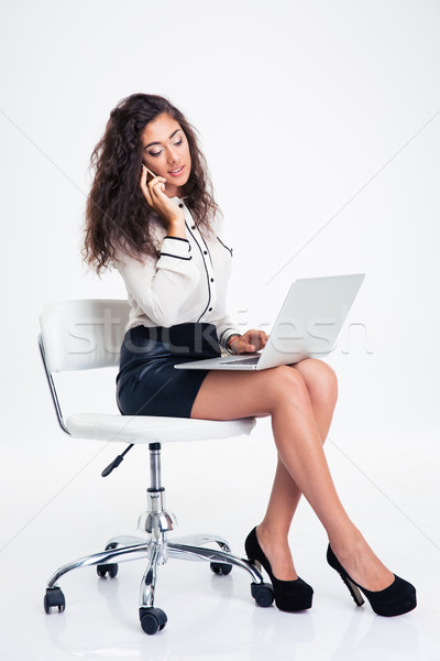 Zdjęcia stock: Kobieta · interesu · za · pomocą · laptopa · mówić · telefonu · szczęśliwy · posiedzenia