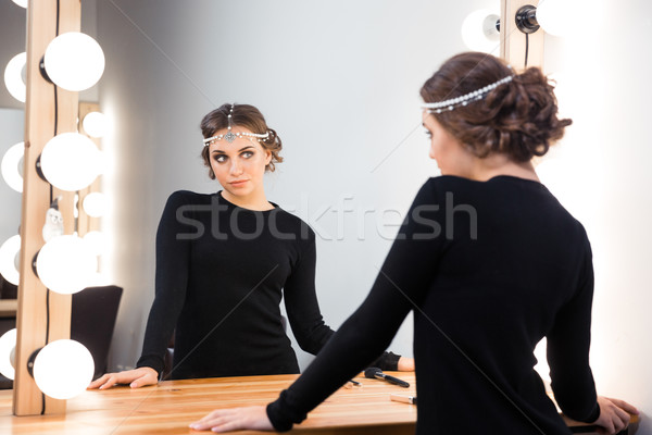 Femeie frumoasa uita oglindă portret mână păr Imagine de stoc © deandrobot