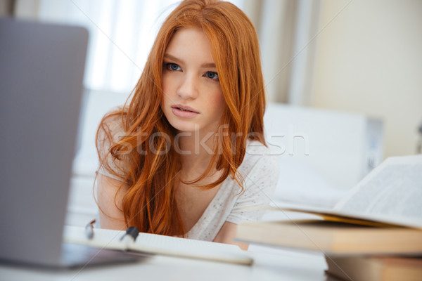 Mujer mirando ordenador portátil Screen hermosa Foto stock © deandrobot