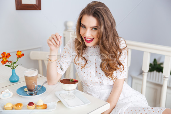 Kadın yeme tatlı içme kafe Stok fotoğraf © deandrobot