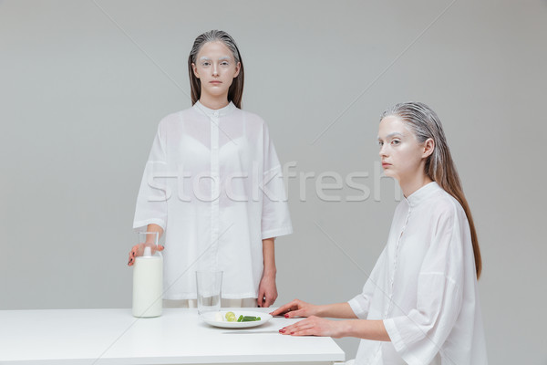 Twee meisjes tabel maaltijd dranken grijs Stockfoto © deandrobot