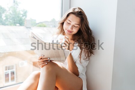 Portret fată bikini şedinţei smartphone fericit Imagine de stoc © deandrobot