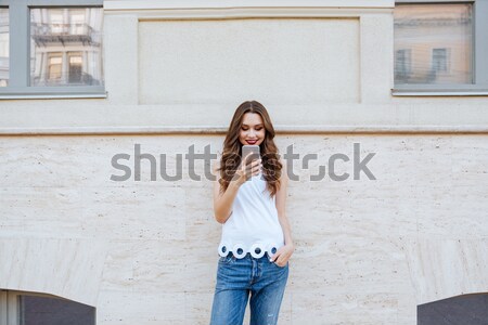幸せ 若い女の子 立って スマートフォン ストックフォト © deandrobot