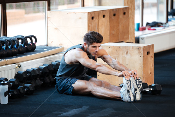 Fitness homme gymnase exercice pied [[stock_photo]] © deandrobot