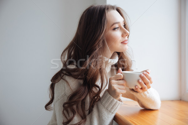 Сток-фото: женщину · свитер · чай · окна · вид · сбоку