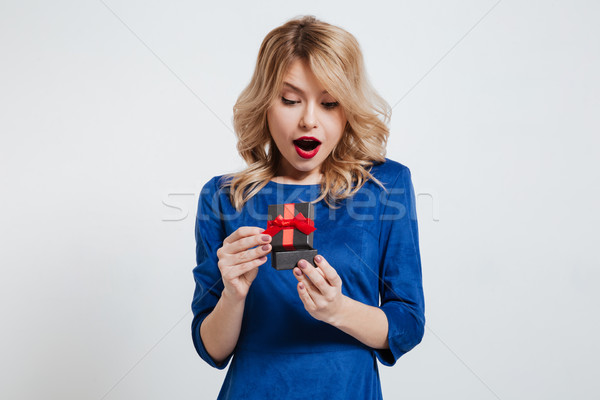 Sorprendido pequeño caja de regalo imagen Foto stock © deandrobot