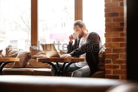 商業照片: 大鬍子 · 男子 · 筆記本電腦 · 飲用水 · 咖啡 · 咖啡館