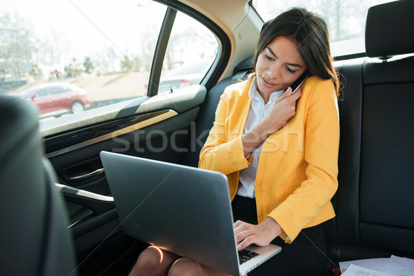 Stock fotó: Portré · női · vállalkozó · beszél · telefon · üzletasszony