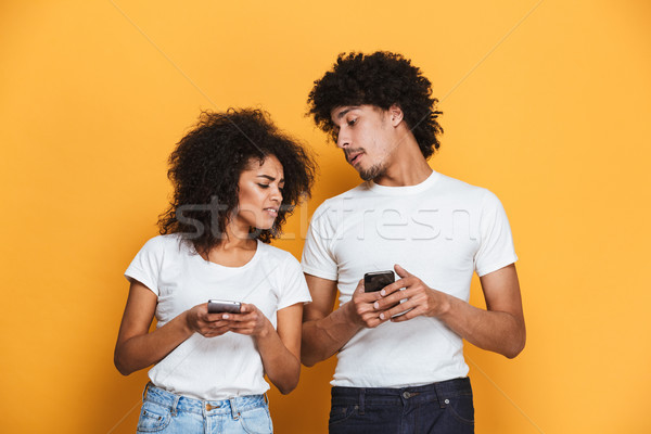 肖像 可疑 非洲人 美國人 情侶 手機 商業照片 © deandrobot