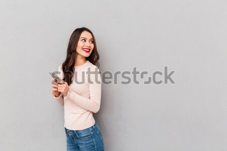 Souriant jeune femme ventre regarder caméra [[stock_photo]] © deandrobot