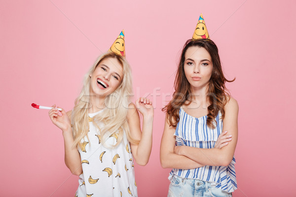 Szomorú boldog fiatal nők sapkák ünnepel születésnap Stock fotó © deandrobot