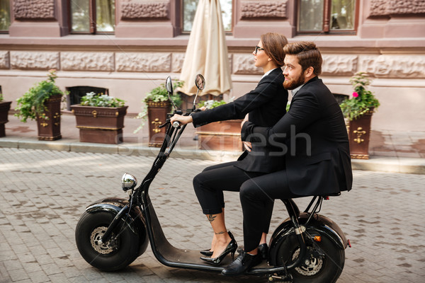 Foto stock: Vista · lateral · assustado · barbudo · homem · de · negócios · motocicleta · moderno