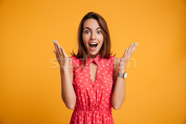 商業照片: 照片 · 快樂 · 興奮 · 年輕女子 · 紅色禮服