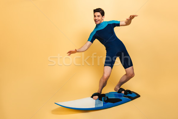 Portret glimlachend jonge man zwempak surfen Stockfoto © deandrobot