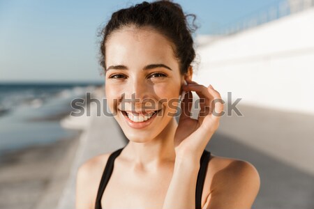 Heiter jungen Sportlerin Kopfhörer Aufnahme Hände Stock foto © deandrobot