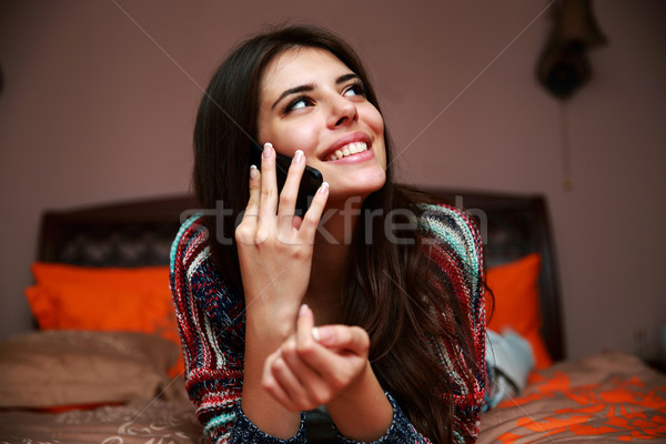 Foto stock: Sonriendo · mujer · hermosa · cama · hablar · teléfono · mujer