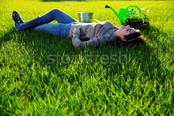 Frau ruhend grünen Gras Blumen Hände Frühling Stock foto © deandrobot